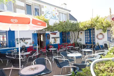 Restaurant ou autre lieu de restauration dans l'établissement La Maison aux Volets Bleus de Prat An Ilis à 900m de la plage du Guilvinec