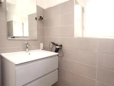 Salle de bains dans l'établissement La Maison aux Volets Bleus de Prat An Ilis à 900m de la plage du Guilvinec