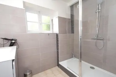 Salle de bains dans l'établissement La Maison aux Volets Bleus de Prat An Ilis à 900m de la plage du Guilvinec