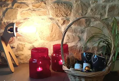 Coin salon dans l'établissement La grange aux lièvres, gîtes Kerdoel