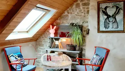 Coin salon dans l'établissement La grange aux lièvres, gîtes Kerdoel
