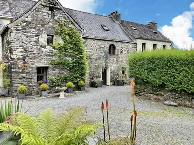 Jardin de l'établissement Priory at Kergudon Gîtes, Family gîte with pool