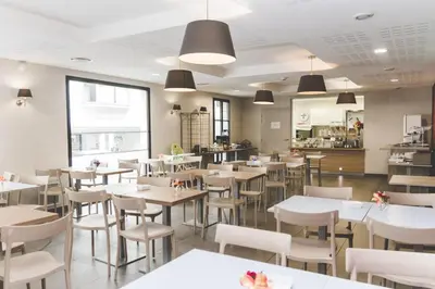 Restaurant ou autre lieu de restauration dans l'établissement Terres de France - Appart'Hotel Quimper Bretagne