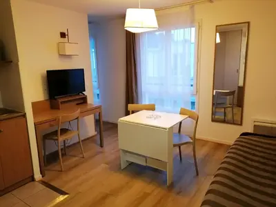 Télévision ou salle de divertissement dans l'établissement Terres de France - Appart'Hotel Quimper Bretagne
