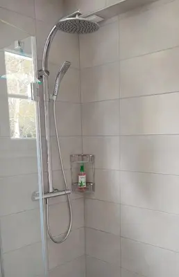 Salle de bains dans l'établissement Maison classée 3 étoiles, grand jardin clos au calme Proche centre ville, 10 min des plages