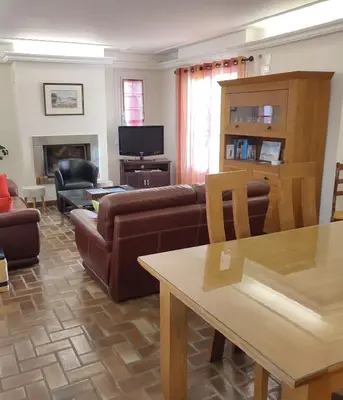 Télévision ou salle de divertissement dans l'établissement Maison classée 3 étoiles, grand jardin clos au calme Proche centre ville, 10 min des plages