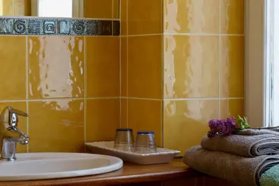 Salle de bains dans l'établissement Chambres de la Ville d'Ys