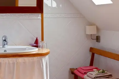 Salle de bains dans l'établissement Chambres de la Ville d'Ys