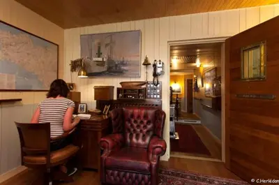 Coin salon dans l'établissement Hôtel Kermor