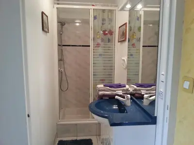 Salle de bains dans l'établissement Charme et Océan face à la plage