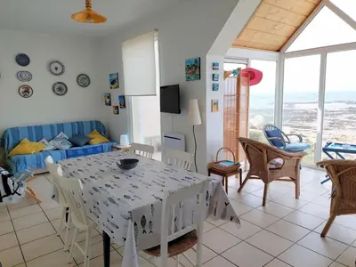 Télévision ou salle de divertissement dans l'établissement Fisherman's House in Brittany by the Sea