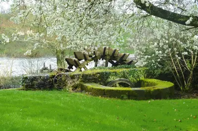 Jardin de l'établissement Mill in Brittany by River Aulne with Kayaks