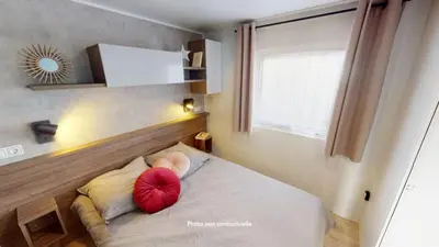 Un ou plusieurs lits dans un hébergement de l'établissement Camping Officiel Siblu Domaine de Kerlann