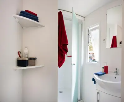 Salle de bains dans l'établissement Camping Officiel Siblu Domaine de Kerlann