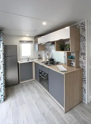 Cuisine ou kitchenette dans l'établissement Camping Officiel Siblu Domaine de Kerlann