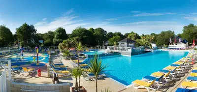 Piscine de l'établissement Camping Officiel Siblu Domaine de Kerlann ou située à proximité
