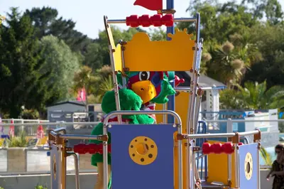 Aire de jeux pour enfants de l'établissement Camping Officiel Siblu Domaine de Kerlann