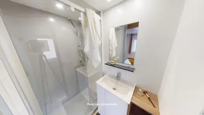 Salle de bains dans l'établissement Camping Officiel Siblu Domaine de Kerlann