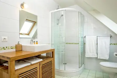 Salle de bains dans l'établissement La Canopée des Pins