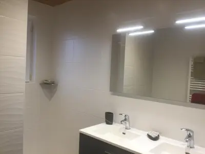Salle de bains dans l'établissement Les Chambres de Kermenguy