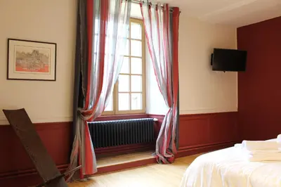 Télévision ou salle de divertissement dans l'établissement Manoir du Moustoir - Hôtel Les Empreintes