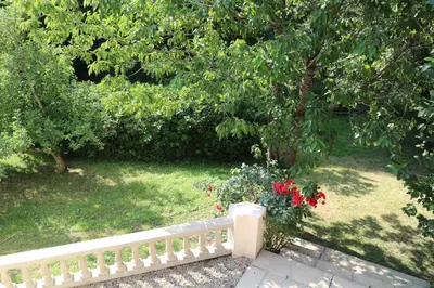 Jardin de l'établissement Fontaine Blanche River View, Large Patio & Garden in Central Brittany with Starlink WiFi