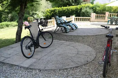 Vélo sur le terrain de l'établissement Fontaine Blanche River View, Large Patio & Garden in Central Brittany with Starlink WiFi ou dans les environs