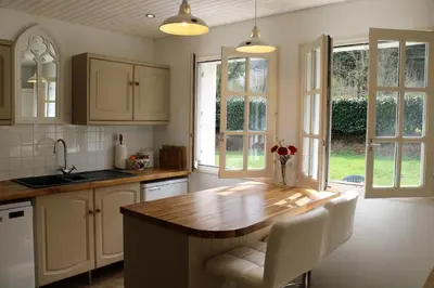 Cuisine ou kitchenette dans l'établissement Fontaine Blanche River View, Large Patio & Garden in Central Brittany with Starlink WiFi