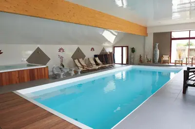 Piscine de l'établissement Domaine de Kerzuat ou située à proximité