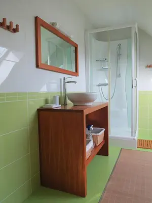 Salle de bains dans l'établissement Kerhervé