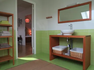 Salle de bains dans l'établissement Kerhervé