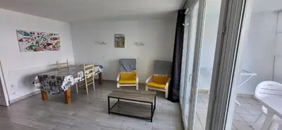 Coin salon dans l'établissement Ti Korelo Sables Blancs