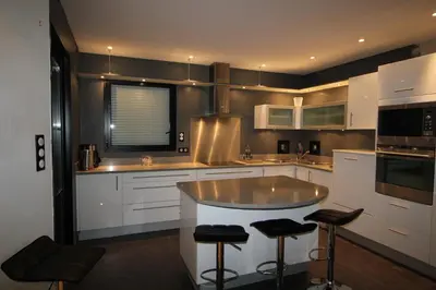 Cuisine ou kitchenette dans l'établissement Contemporary Villa of Kerseal