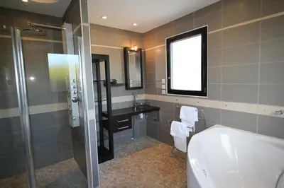 Salle de bains dans l'établissement Contemporary Villa of Kerseal