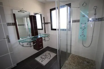 Salle de bains dans l'établissement Contemporary Villa of Kerseal