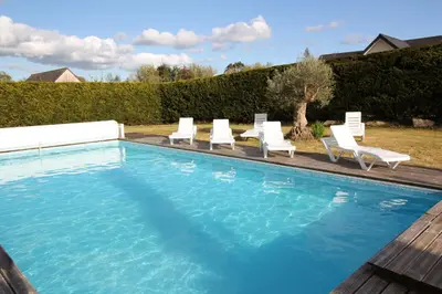 Piscine de l'établissement Contemporary Villa of Kerseal ou située à proximité