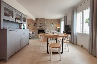 Cuisine ou kitchenette dans l'établissement Villa ty Oyats, face à l'océan nouveautés 2024