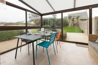 Coin salon dans l'établissement Villa ty Oyats, face à l'océan nouveautés 2024