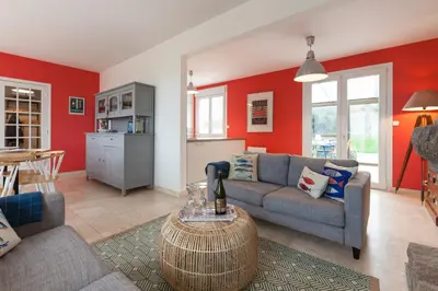 Cuisine ou kitchenette dans l'établissement Villa ty Oyats, face à l'océan nouveautés 2024