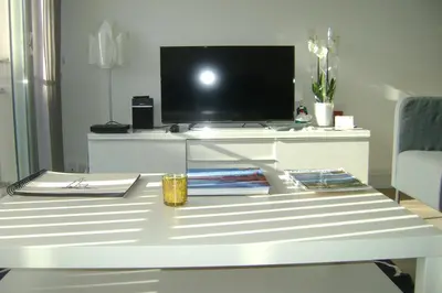 Télévision ou salle de divertissement dans l'établissement Corniche II - Très Lumineux - Vue Mer Exceptionnelle et plages !!! wir sprechen flieben deutsch, we speak English