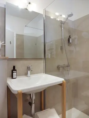 Salle de bains dans l'établissement Le Roc'h Ar Mor