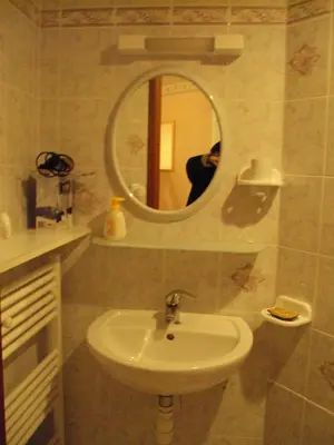 Salle de bains dans l'établissement Gîtes du Ménez-Hom