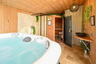 Salle de bains dans l'établissement Ker Gana Sauna, jacuzzi, poêle à bois
