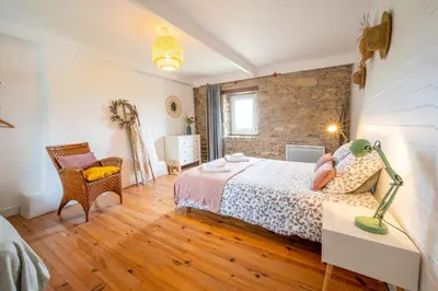 Un ou plusieurs lits dans un hébergement de l'établissement Ker Gana Sauna, jacuzzi, poêle à bois