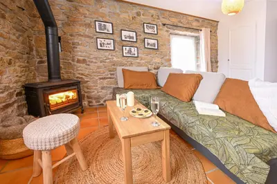 Coin salon dans l'établissement Ker Gana Sauna, jacuzzi, poêle à bois