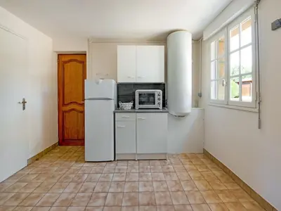 Cuisine ou kitchenette dans l'établissement Coastal Home in Logonna-Daoulas