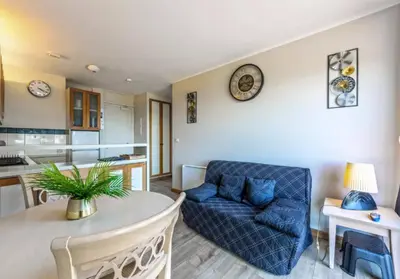 Cuisine ou kitchenette dans l'établissement Résidence route de la corniche vue mer