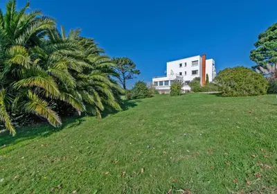 Jardin de l'établissement Résidence route de la corniche vue mer