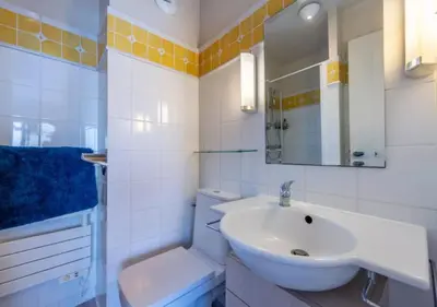 Salle de bains dans l'établissement Résidence route de la corniche vue mer
