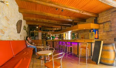 Salon ou bar de l'établissement Camping De La Plage Bénodet - 400 mètres de La Plage